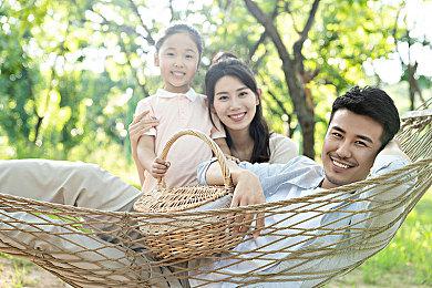 暴雨倾盆之时有人打伞 还有人打开了高达盾牌……